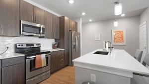 Landing Apartments - Tribute at the Rim