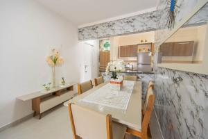 Apto com Garagem e Varanda a 450m da Praia