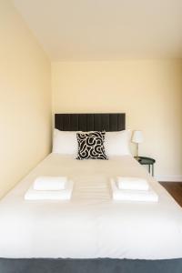 Cosy 2-Bed Flat in the Heart of Prestwich Village