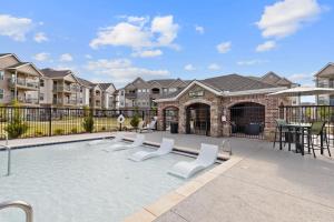 Landing Apartments - Ridge at 66