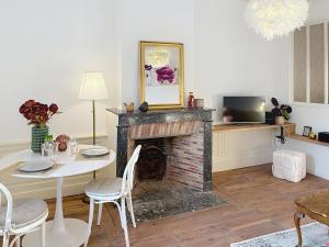 Le Pretty - T2 rénové vue château avec parking