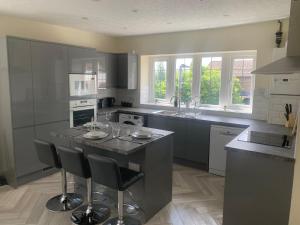 Modern 2-Bed Apartment in Bury, Sleeps 5