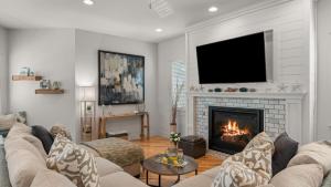 Dunn Inn 2 by AvantStay Walk to Beach Pool Access Sleeps 17