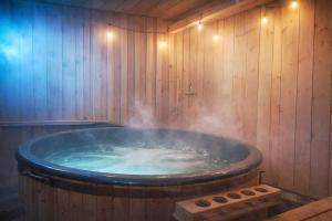 Osada Brzeziny - 25 minut od Warszawy - sauna, balia z jacuzzi, basen, altana, grill, ogród, ognisko