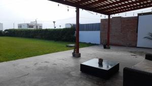 Casa amplia con jardín frente al mar