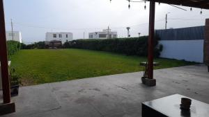 Casa amplia con jardín frente al mar