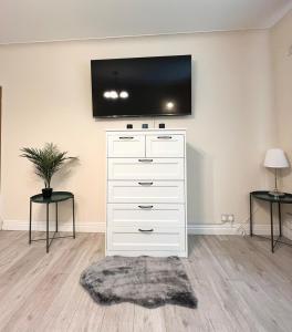 Spacious 2-Bed Apartment Near City Centre