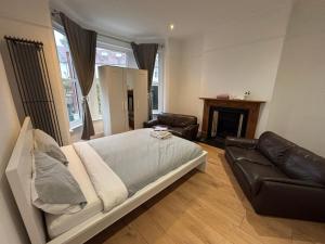 Spacious double room close to Wimbledon Park station, 20 min to central