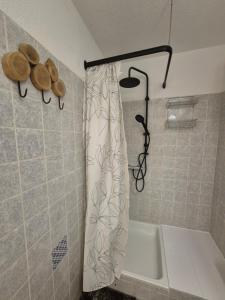 NaturBlick 1 am Rothaarsteig neue moderne Ferienwohnung mit Highspeed Internet Flatrate XXL Boxspringbett Terrasse und PKW Parkplatz 10 Minuten bis Willingen Ideal für Touristen und Geschäftsleute mit MWSt Rechnung