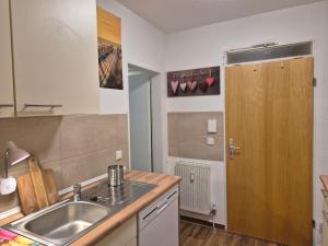 NaturBlick 1 am Rothaarsteig neue moderne Ferienwohnung mit Highspeed Internet Flatrate XXL Boxspringbett Terrasse und PKW Parkplatz 10 Minuten bis Willingen Ideal für Touristen und Geschäftsleute mit MWSt Rechnung