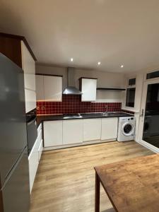 Spacious double room close to Wimbledon Park station, 20 min to central