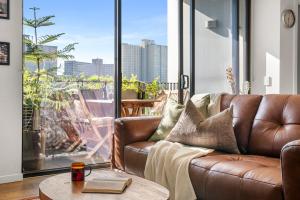 The Italian Library - Amazing Views and Free Parking!