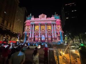 Luxuoso e moderno, Em frente ao metro e 3km das Praias