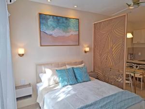 New Elegant Studio with Pool, Garden & Comfort