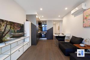 Skyline Escape 2BR & Sunroom Southbank & Bay Outlook