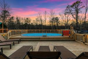 Emerald Luxe Retreat Lake Hot Tub Sauna