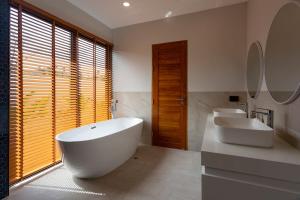 V279 Brand New 3BR Pool Villa with BBQ Near Beaches