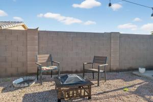 Spacious Glendale Home w Hot Tub & RV Parking