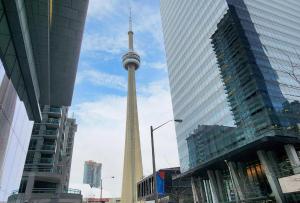 Luxe 3-Bedroom Lakeview Condo, Free parking ,Walk to CN Tower, Scotiabank Arena & Rogers Centre