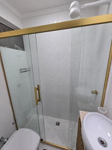 Pé na Areia no Gonzaga com Cozinha Completa e Garagem