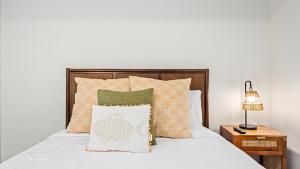 Stylish 3BR OC Gardens with Patio and Parking