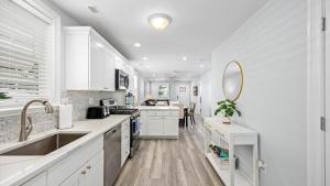 Stylish 3BR OC Gardens with Patio and Parking