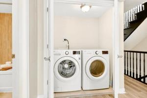 Modern 4BR Ottawa Townhouse Free Parking