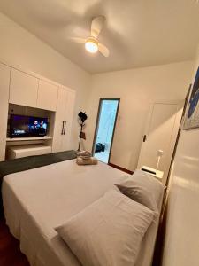 apartamento com ar, smart TVs com streamings, muito confortável, 200 m da Praia de Copacabana, cozinha equipada, espaço home office