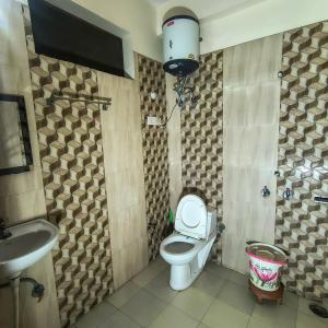 Oak sunlight Restaurant & Provides Famous Gadwali food