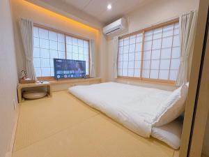 M201 Hibiya Line, 5-minute walk to Minowa ! Straight line to Ueno, Akihabara ,and Roppongi! Family room for 5-6 people!