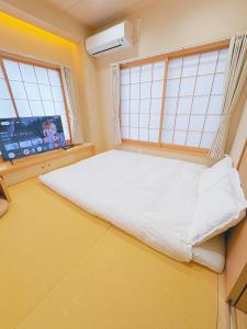 M201 Hibiya Line, 5-minute walk to Minowa ! Straight line to Ueno, Akihabara ,and Roppongi! Family room for 5-6 people!