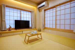 M201 Hibiya Line, 5-minute walk to Minowa ! Straight line to Ueno, Akihabara ,and Roppongi! Family room for 5-6 people!