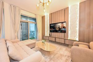 Luxury Apt in Lofts Downtown, Walk to Dubai Mall, Burj Khalifa, Gym, Pool, 500mbps Wifi