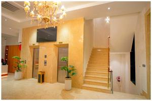 Hotel Mindass Grand Near Sri Krishna Janambhoomoi - Restaurant & Parking &Fully Air conditioning Luxuary Room - Top Rated Hotel In Mathura