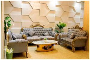 Hotel Mindass Grand Near Sri Krishna Janambhoomoi - Restaurant & Parking &Fully Air conditioning Luxuary Room - Top Rated Hotel In Mathura