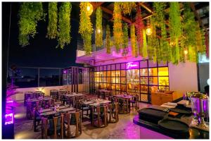 Hotel Mindass Grand Near Sri Krishna Janambhoomoi - Restaurant & Parking &Fully Air conditioning Luxuary Room - Top Rated Hotel In Mathura