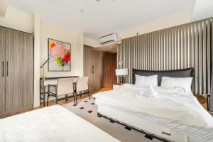 Elegant 2BR City View near City of Dreams, Okada, Solaire, PARQAL, Ayala Malls, MOA, and Airport