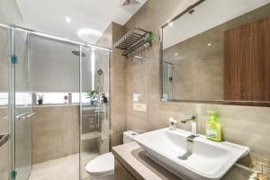 Elegant 2BR City View near City of Dreams, Okada, Solaire, PARQAL, Ayala Malls, MOA, and Airport