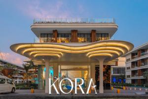 Elegant Beachside Retreat Modern Stay Pool Bar