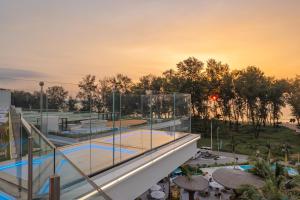 Elegant Beachside Retreat Modern Stay Pool Bar