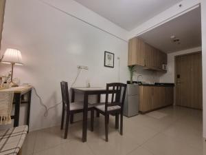 Cozy Bedroom at SM MOA Sunset View by Manila Bay