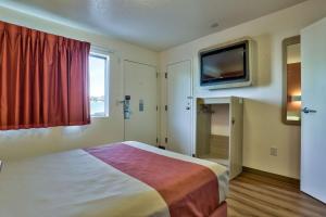 Double Room - Disability Access - Roll In Shower room in Motel 6-Flagstaff AZ - Butler