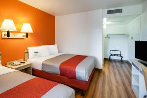 Deluxe Quadruple Room room in Motel 6-Lenexa KS - Kansas City Southwest