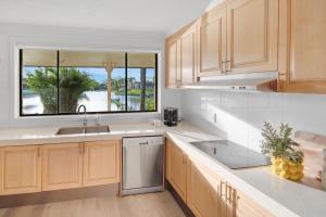 Palm Springs Waterfront Retreat - Broadbeach Waters