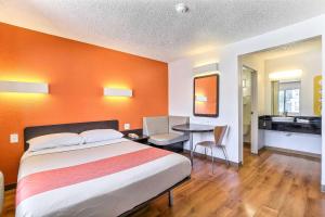 Deluxe Queen Room room in Motel 6-Oakland CA - Airport