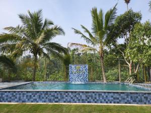 Rainy Cloud Homestay - Pool, Estate, Home Food, Near to Falls & Safari