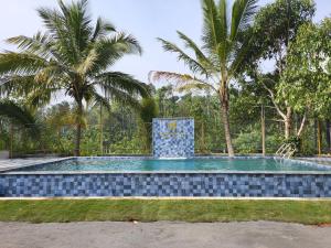 Rainy Cloud Homestay - Pool, Estate, Home Food, Near to Falls & Safari