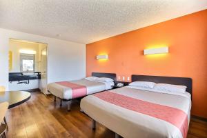 Classic Quadruple Room room in Motel 6-Oakland CA - Embarcadero