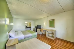 Deluxe King Room room in Motel 6-San Antonio TX - Northwest Medical Center
