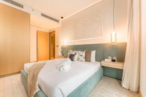 Direct Walking Access to Dubai Mall and Burj Khalifa with Metro Connectivity to Prime Attractions - Vida Dubai Mall Tower 2, Downtown Dubai by Deluxe Holiday Homes